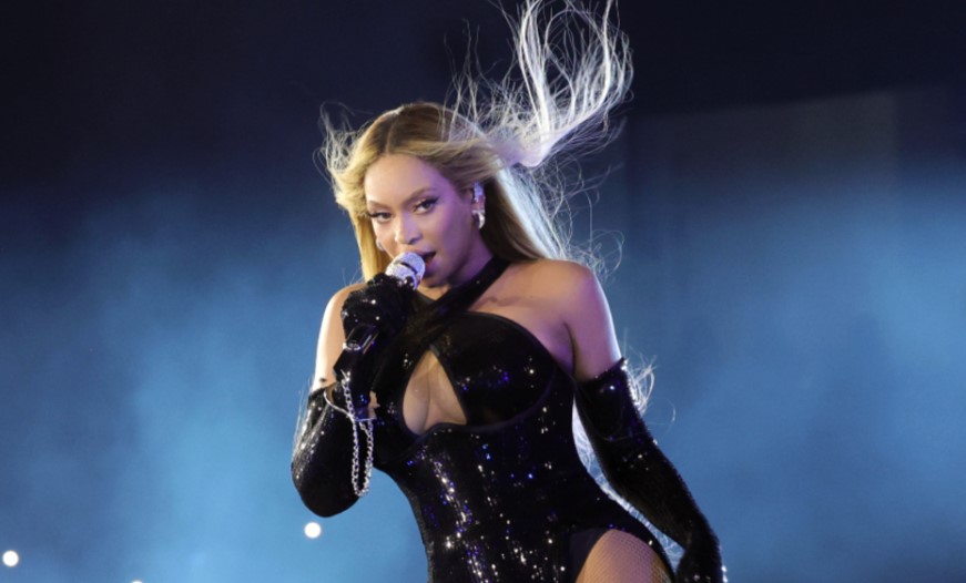 Beyoncé sends her fans into a frenzy after changing the lyrics to 'Jolene' by Dolly Parton 4
