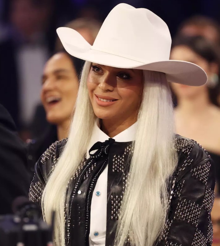 Beyoncé sends her fans into a frenzy after changing the lyrics to 'Jolene' by Dolly Parton 1