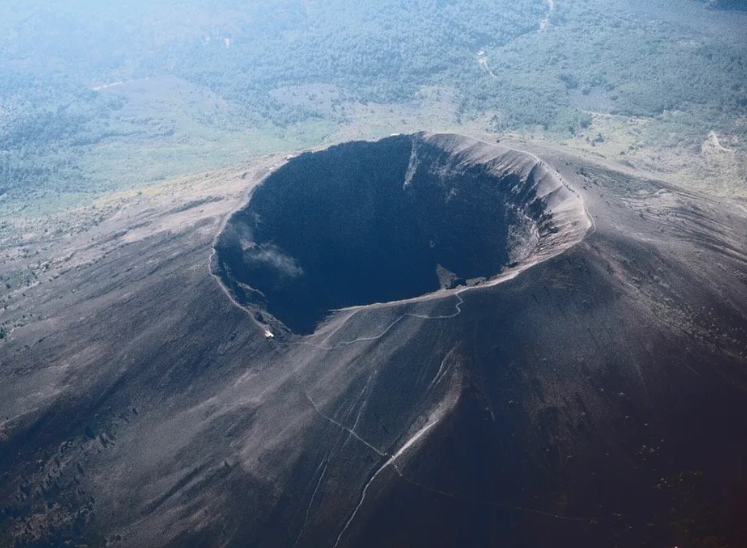 Man fell into Mount Vesuvius crater after trying to take selfies at the summit of the volcano 1