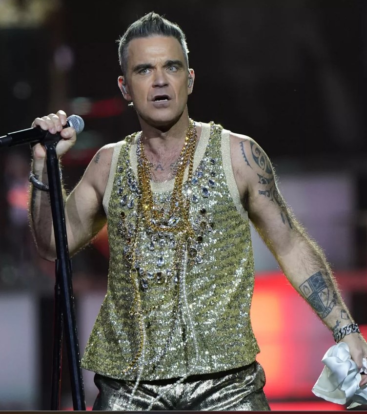 Robbie Williams states aliens are looking for him due to the fame and benefits from him 4