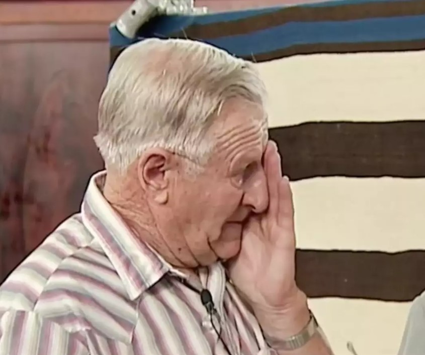 Man breaks down in tears on Antiques Roadshow after unexpectedly becoming rich man 2