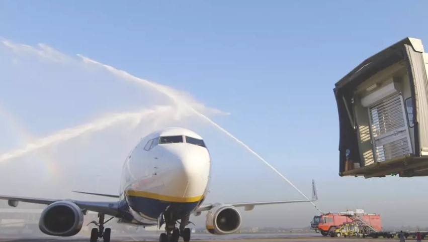 People baffled after discovering why fire engines spray water at planes when they land 4