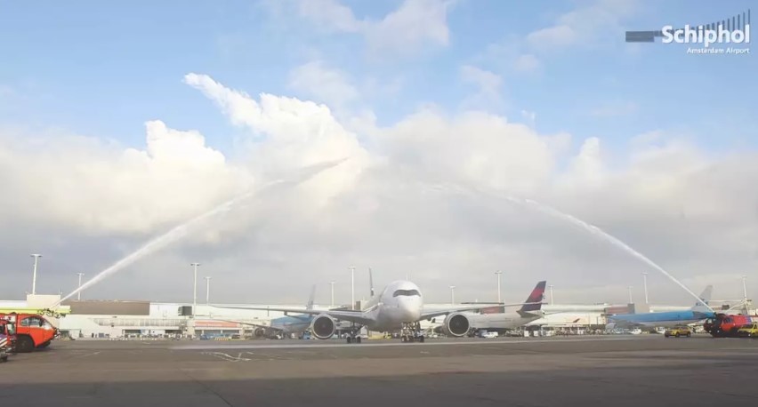 People baffled after discovering why fire engines spray water at planes when they land 2