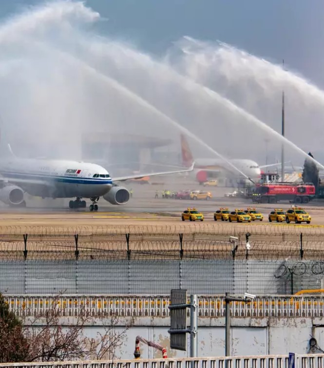 People baffled after discovering why fire engines spray water at planes when they land 3