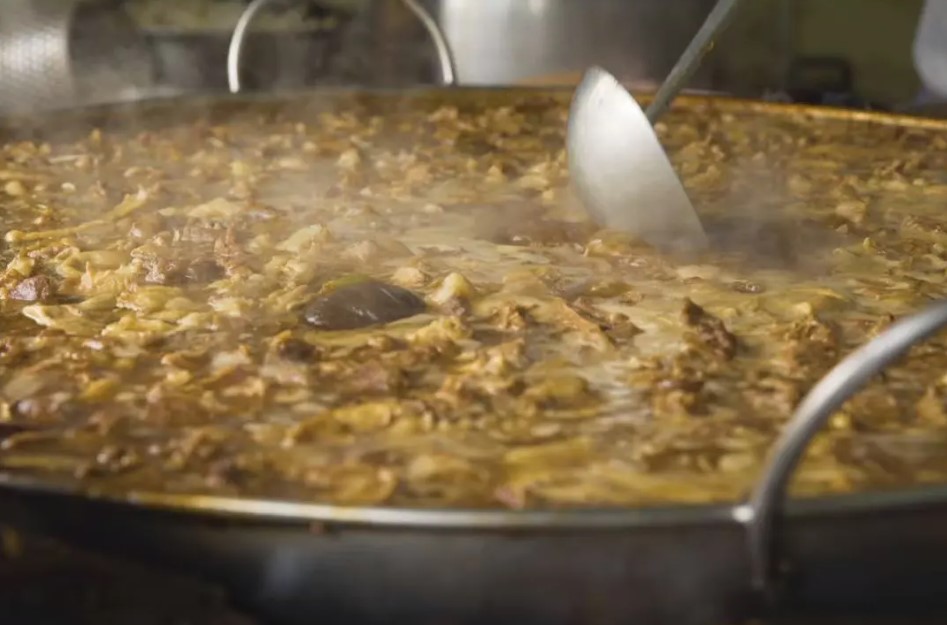 Restaurant has used one pot of soup for 45 years to cook and serve customers 3