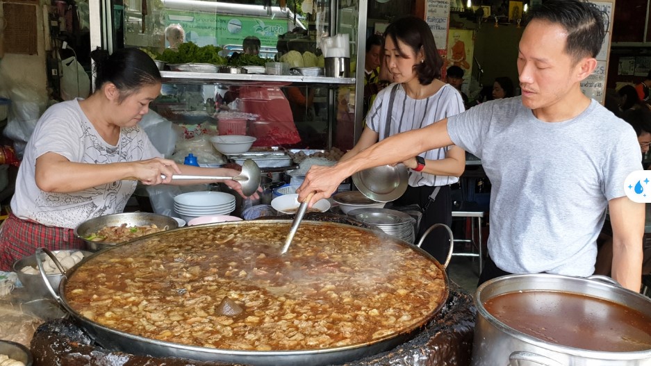 Restaurant has used one pot of soup for 45 years to cook and serve customers 1