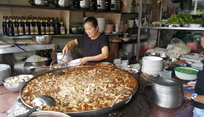 Restaurant has used one pot of soup for 45 years to cook and serve customers 2