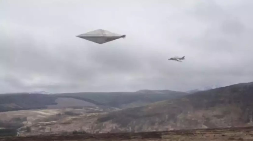 Expert solves secret of 'world's clearest UFO photo' after being hidden 30 years 2