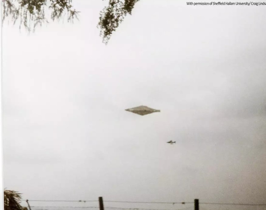 Expert solves secret of 'world's clearest UFO photo' after being hidden 30 years 4