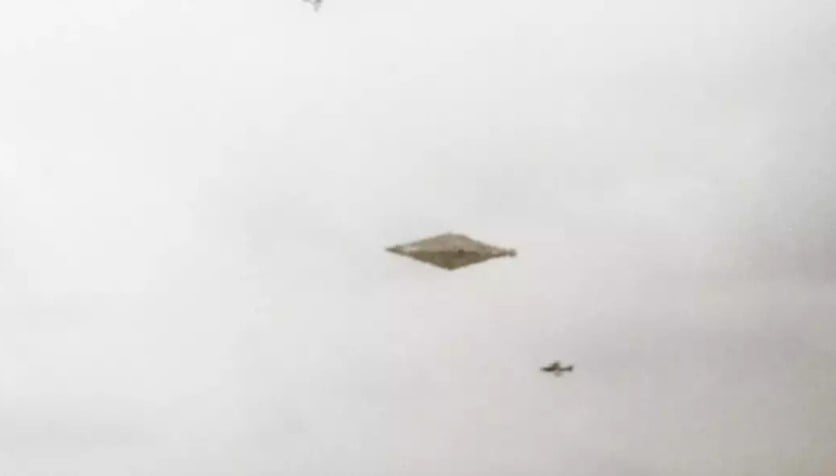 Expert solves secret of 'world's clearest UFO photo' after being hidden 30 years 3