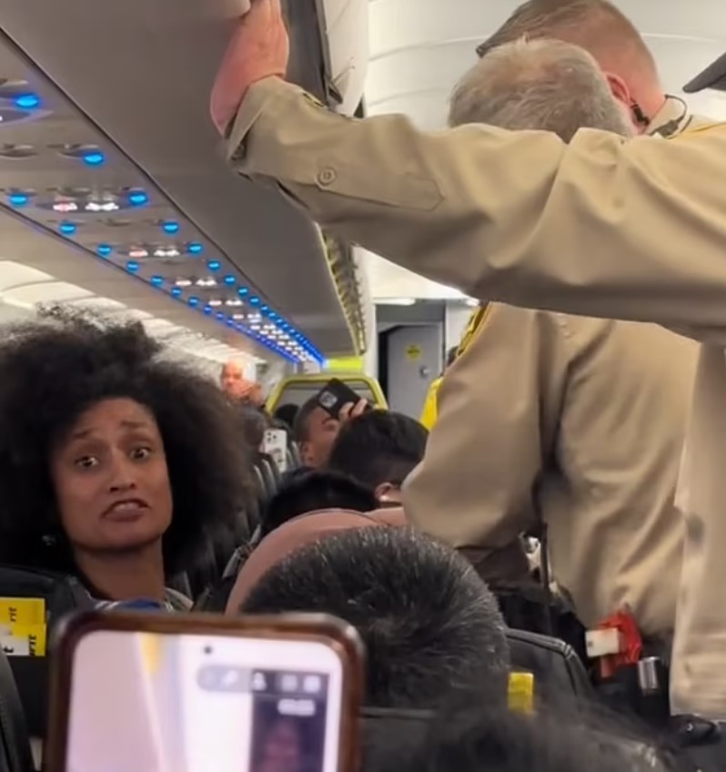 Woman's agitated behaviors on Spirit Airlines flight leaves other passengers spooked 6