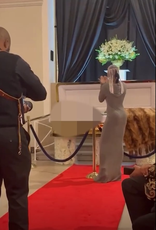 Model sparks curiosity after confidently walking down runway at open-casket funeral 4