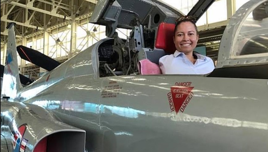 Armless woman becomes first licensed pilot to fly a plane using only her feet 6