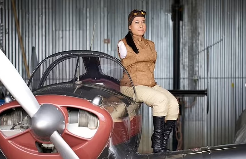 Armless woman becomes first licensed pilot to fly a plane using only her feet 5