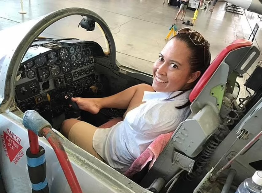 Armless woman becomes first licensed pilot to fly a plane using only her feet 4