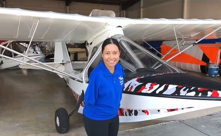 Armless woman becomes first licensed pilot to fly a plane using only her feet 3