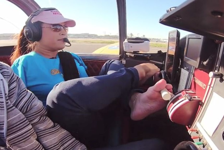 Armless woman becomes first licensed pilot to fly a plane using only her feet 1