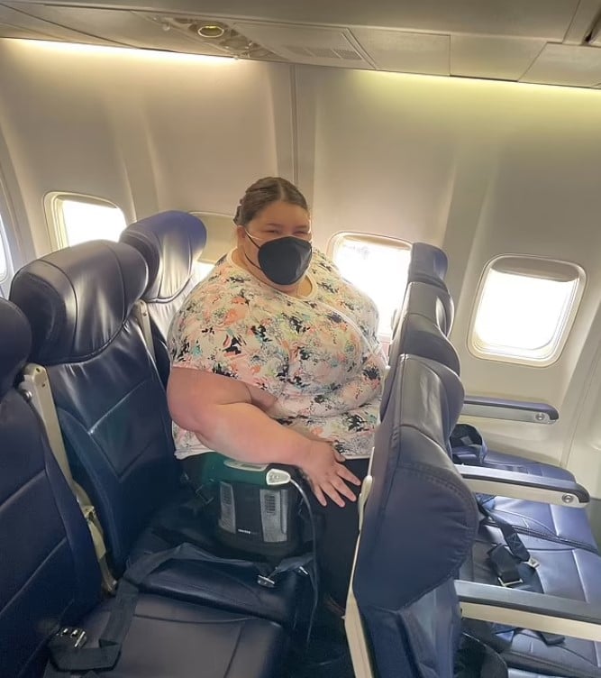 Passenger upset as 'obese guy' occupies her seat while devouring cheeseburgers during flight 6