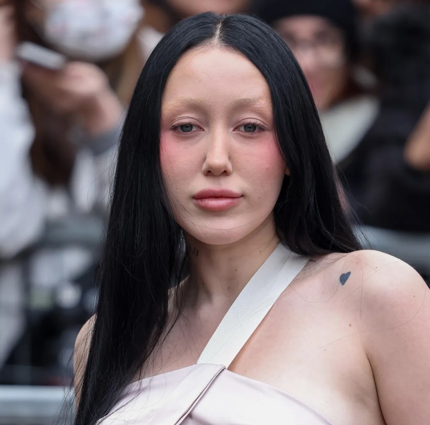 Noah Cyrus breaks silence over criticism after liking Miley's ex Liam Hemsworth’s picture 3
