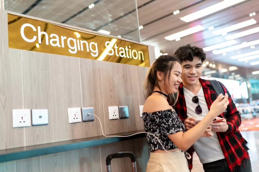 Security expert explains why tourists should never charge their phone at airport 1