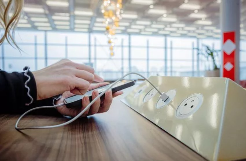 Security expert explains why tourists should never charge their phone at airport 3