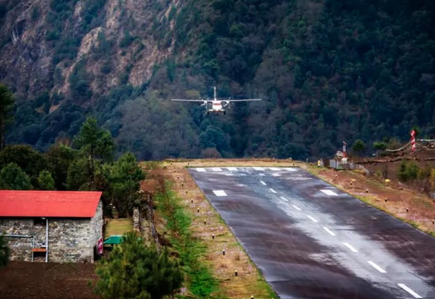 World's most dangerous airport where pilots are afraid of flying 2