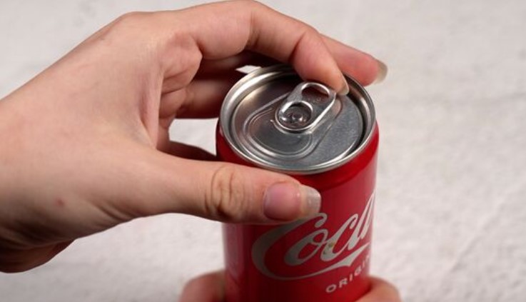 People are just learning why fizzy drink cans have little holes on them 3