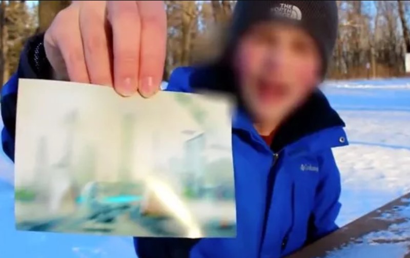 'Time traveller claims to have arrived in the year 6000, presents photo as evidence 4
