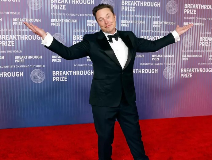 Elon Musk claims he would spot aliens due to large number of satellites he has 4