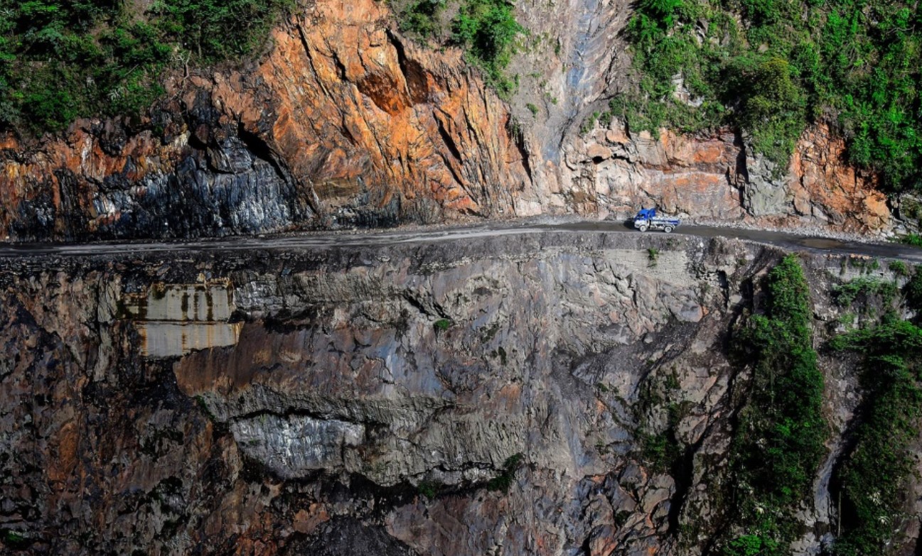 World's most dangerous road where took hundreds of people's lives every year 5