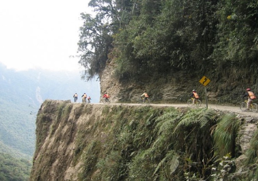 World's most dangerous road where took hundreds of people's lives every year 3