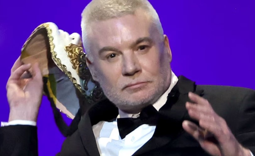 Mike Myers surprised the audience by wearing an ominous white mask, later unveiling his transformed look. Image Credit: Getty