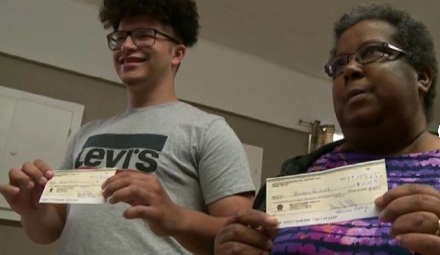 Aunt and nephew photographed with $1.2M lottery check before suing him to take all winnings 3