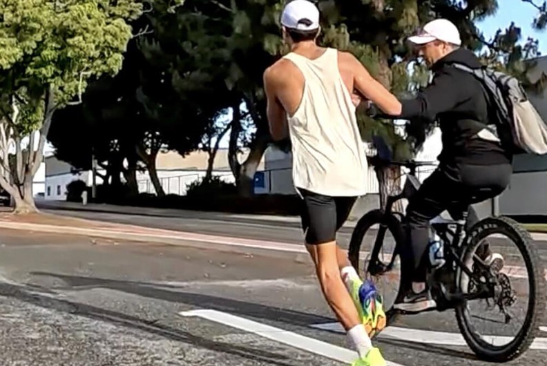 Marathon champion loses title for accepting water from his father during race 4