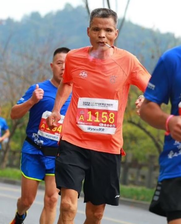 Marathon champion loses title for accepting water from his father during race 6