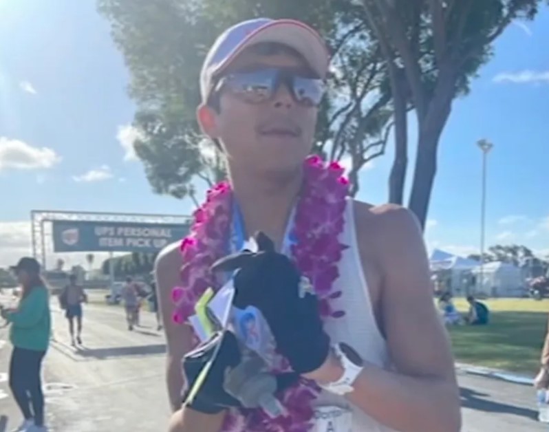 Marathon champion loses title for accepting water from his father during race 1