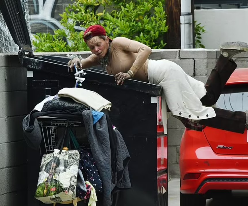 Homeless ex-wife of Baywatch star spotted digging for food in dumpsters 2