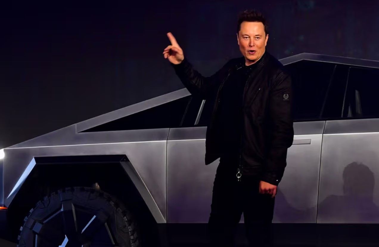 Elon Musk smashes Tesla Cybertruck window to prove its indestructibility 1