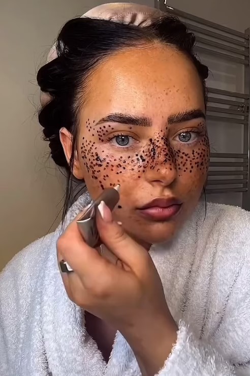 Influencer criticized for painting henna 'freckles' on face to mock people with skin pigment issues 1