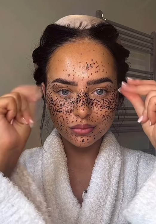 Influencer criticized for painting henna 'freckles' on face to mock people with skin pigment issues 2