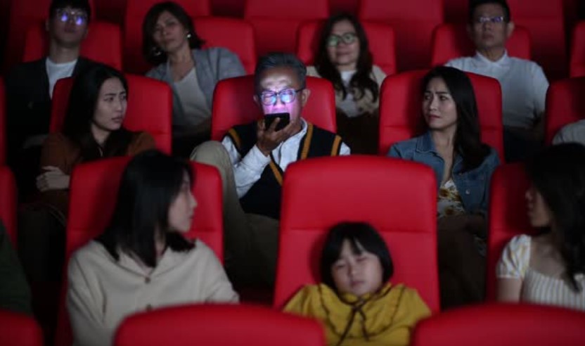 Mudhar annoyed by mobile phone flashlights used to find seats. Image Credit: Getty