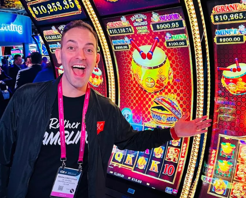 Ex-Uber driver earns $10K daily by filming slot machine play 4