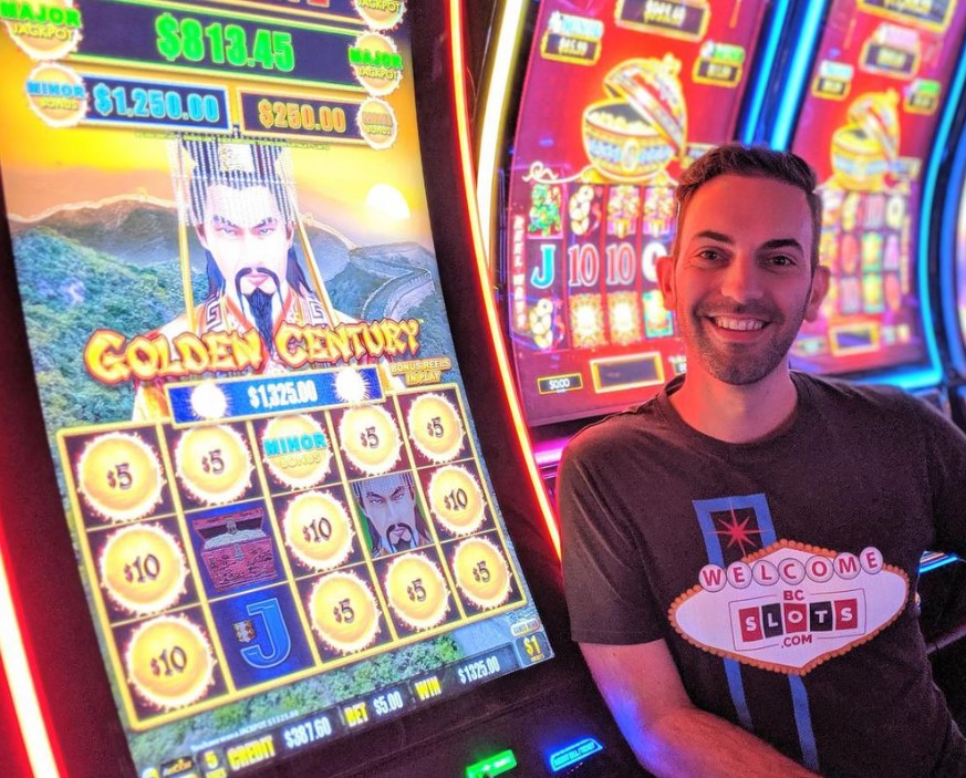 Ex-Uber driver earns $10K daily by filming slot machine play 3