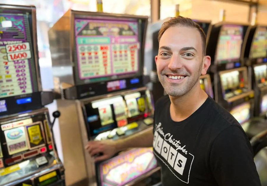 Ex-Uber driver earns $10K daily by filming slot machine play 2