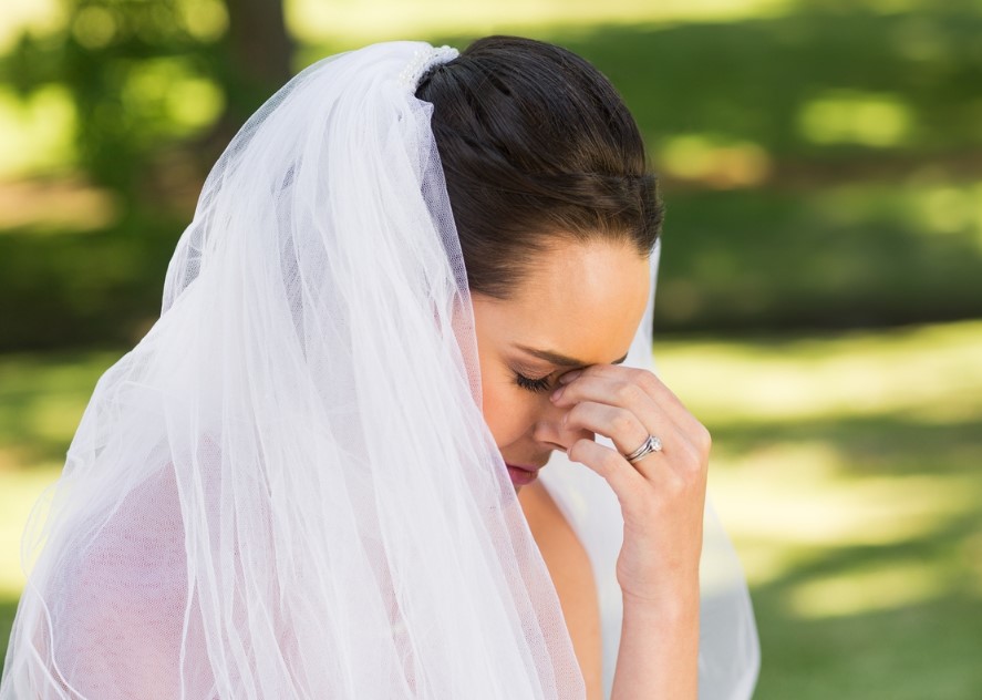 Bride gets furious over receiving $100 as a gift from disrespectful guest after her wedding 1