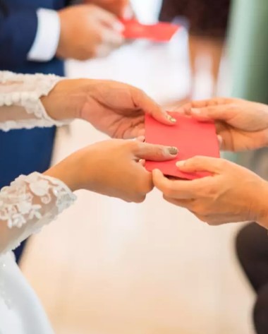 Bride gets furious over receiving $100 as a gift from disrespectful guest after her wedding 7