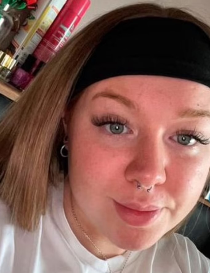 Customer Lauren Murray found a human tooth in her Subway meal ordered via Deliveroo in Belfast. Image Credit: Reddit
