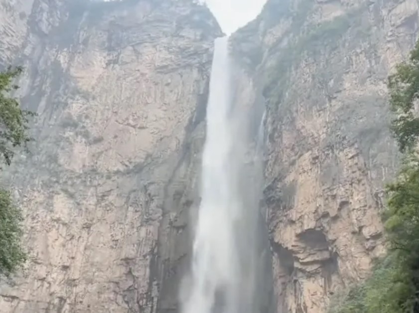 Hiker makes an embarrassing discovery at China's Famous Waterfall in viral video 4