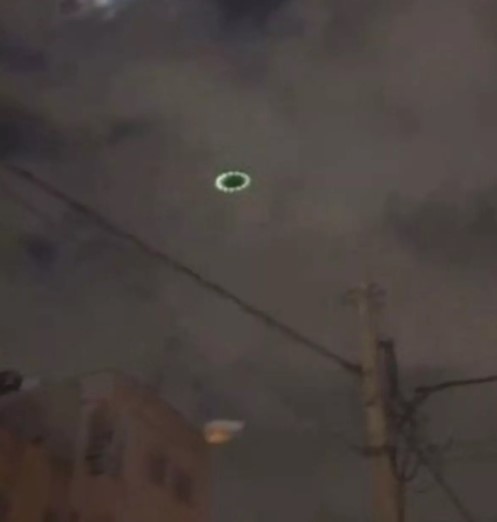 Residents stunned after spotting obvious UFO flying around the city 1