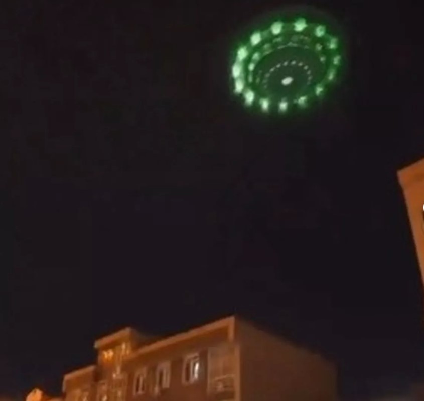 Residents stunned after spotting obvious UFO flying around the city 4